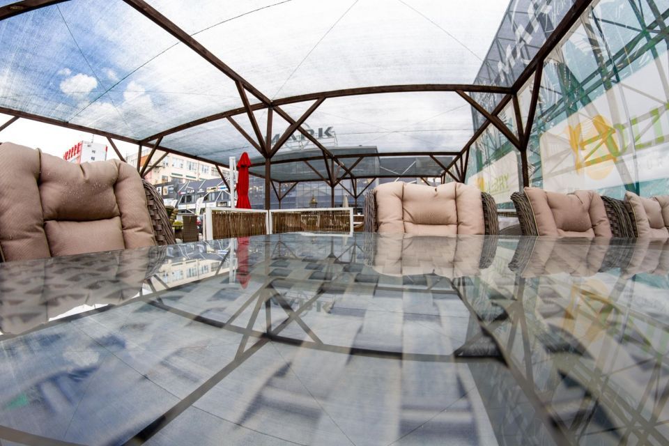 За столом Ovada легко може розміститись вся Ваша сім'я