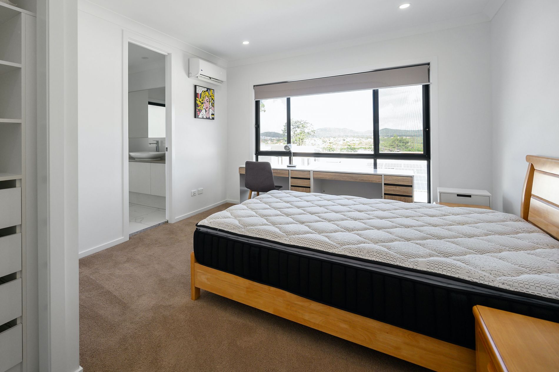 Види тонких матраців на диван — що таке футон і топер?