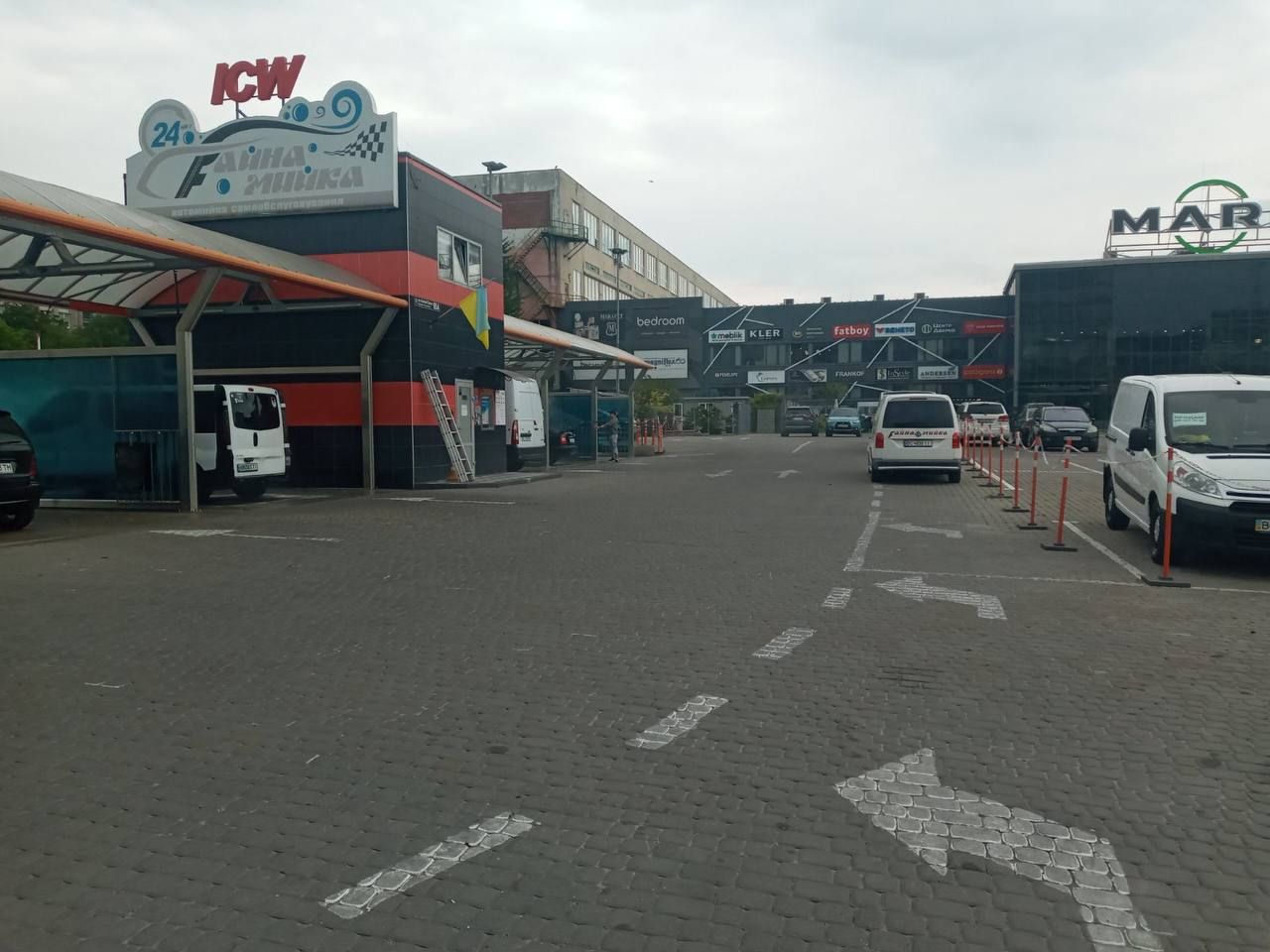 Автомийка в ТЦ Марк